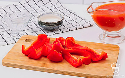 Нарежьте и очистите перец. Пока занимаетесь перцем, поставьте томатный сок на огонь и доведите до кипения.