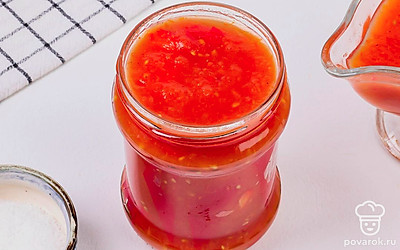 Заполните простерилизованную банку перцем и залейте кипятком минут на 10. Затем слейте воду и залейте все томатным соком с уксусом. Посолите и поперчите блюдо по своему вкусу. Закрутите банку крышкой и храните перец в прохладном месте.