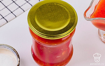 Подавайте эту закуску с любыми мясными блюдами. Она также хорошо сочетается с отварным, жареным или запеченным картофелем. Перец можно подавать в составе ассорти солений, вместе с помидорами и огурцами.