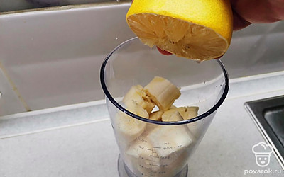 Бананы поломать на кусочки и полить соком половинки лимона.