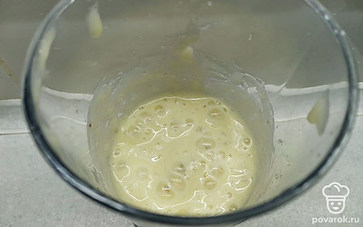 Взбить бананы погружным блендером в однородную массу.
