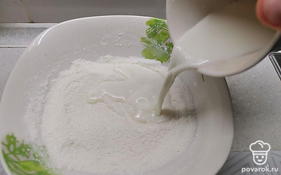 Смешать в отдельной посуде сахар с кукурузным крахмалом. Добавить 100 миллилитров молока комнатной температуры. Хорошо размешать.
