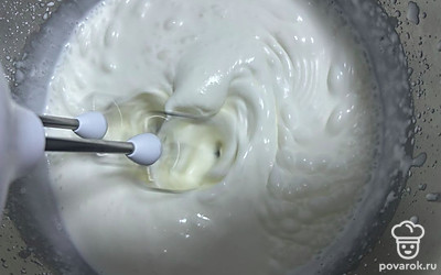 К холодным сливкам добавьте сахарную пудру. Взбейте миксером 3 минуты. Начинайте на низких оборотах с постепенным увеличением.