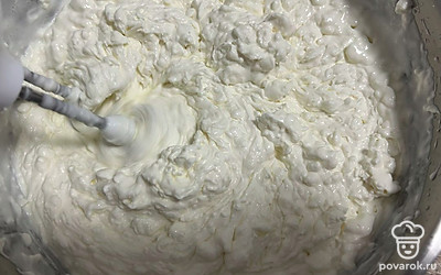 Добавьте творожный сыр. Взбейте миксером на средней скорости примерно 5 минут.