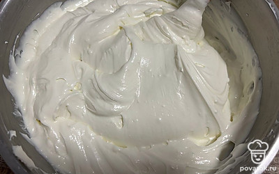 Готовый крем-чиз тщательно перемешайте силиконовой лопаткой, чтобы выпустить весь воздух.