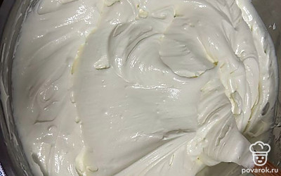 Перед началом работы с крем-чизом рекомендую дать ему настоятся в холодильнике 1 час. Готовый крем-чиз отлично подойдет и для сборки, и для выравнивания торта.