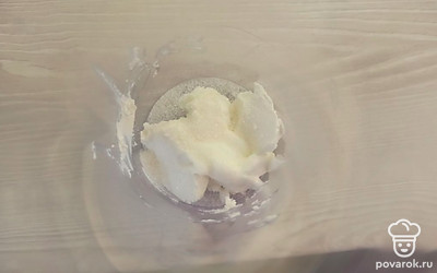 В чашу блендера выложите творожный сыр, сметану и сахар. Все взбейте венчиком несколько минут. 