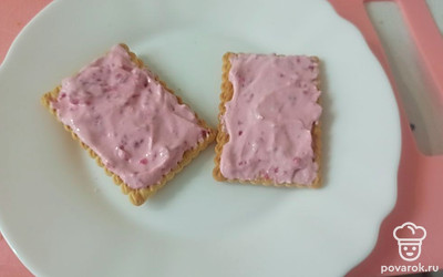 Намажьте крем на печенье, подайте к столу. 