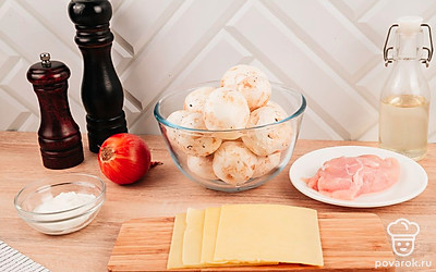 Грибы и куриную грудку помойте и просушите бумажным полотенцем. Подготовьте другие ингредиенты, указанные в рецепте. Разогрейте духовку до 180 °С.