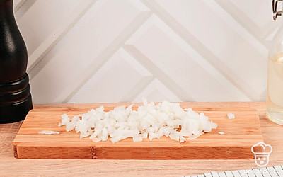 Лук очистите и нарежьте мелким кубиком.