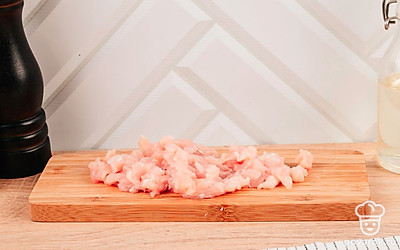 Куриную грудку нарежьте кубиком 1х1 см.