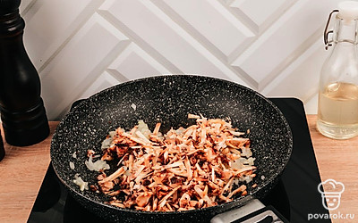 Ножки шампиньонов отделите от шляпок. Ножки нарежьте тонкой соломкой. Шляпки грибов выложите в форму для запекания, предварительно смазанную маслом. Поместите форму в духовку и запекайте грибы 10 минут при 180 °С.