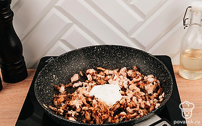 Разогрейте сковороду с растительным маслом. Обжарьте лук 2-3 минуты, затем добавьте к луку ножки грибов и жарьте еще 7-10 минут.