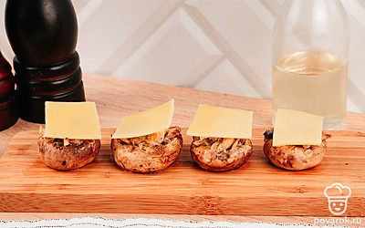 На сковородку к луку и грибам добавьте куриную грудку и жарьте на среднем огне 7 минут. Добавьте сметану, посолите и поперчите по вкусу, тушите 10 минут на медленном огне. Дайте начинки немного остыть.