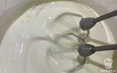 Вливаем в чашу для взбивания холодные сливки.