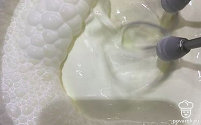 Взбиваем на средних оборотах миксера до образования пузырьков.
