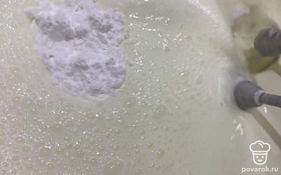Добавляем сахарную пудру.