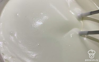 Мешаем до того момента, когда сливки начнут густеть.