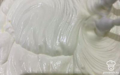 Как только появятся следы от венчика, увеличиваем обороты миксера.