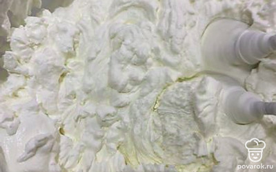 Добавляем сыр маскарпоне и уже просто объединяем на медленных оборотах миксера. Перемешиваем не слишком долго.