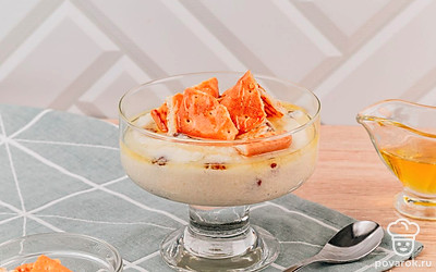 Украсьте завтрак крошкой печенья и медом.