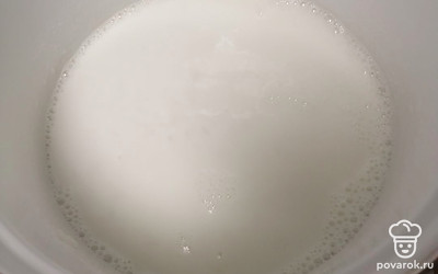 В кастрюлю наливаем 500 миллилитров молока. 