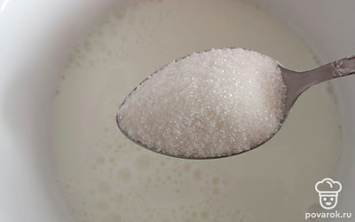 Всыпаем сахар. 