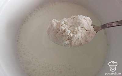 Добавляем муку. Хорошо все перемешиваем. 