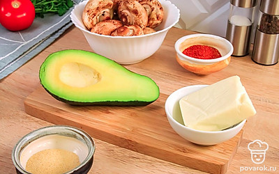 Шампиньоны ополосните и обсушите. Отрежьте половинку авокадо, очистите от кожуры и удалите косточку. Помидор помойте, кинзу ополосните и просушите с помощью бумажного полотенца. Разогрейте духовку до 180 °С.