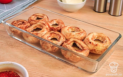 Удалите у шампиньонов ножки и выложите шляпки в форму для запекания. Отправьте шампиньоны в духовку на 10 минут.