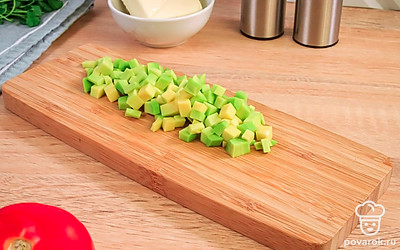 Нарежьте авокадо маленькими кубиками.