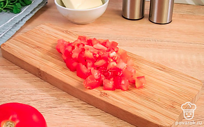 Помидор также нарежьте маленькими кубиками.