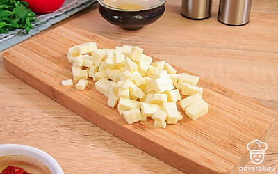 Нарежьте плавленый сыр небольшими кубиками.