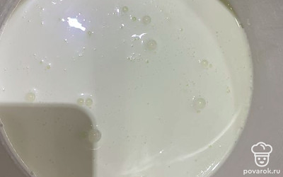 Вливаем сливки в емкость.