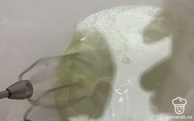 Начинаем взбивать сливки сначала на медленных, а затем на быстрых оборотах.