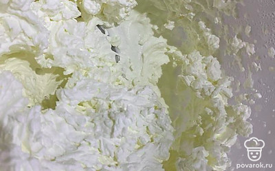 Сливки очень аккуратно взбиваем, чтобы довести до нужной консистенции.