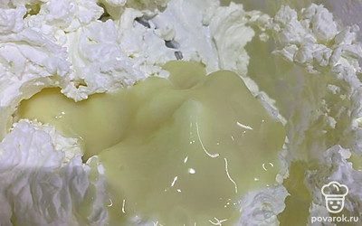 Добавляем сгущенное молоко.