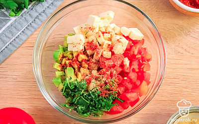 В глубокой миске соедините авокадо, помидор, плавленый сыр и нарубленную кинзу. Добавьте соль, черный молотый перец и паприку. Заправьте гуакамоле оливковым маслом. Перемешайте.