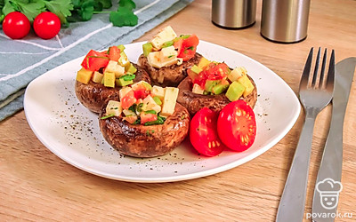 Украсьте закуску помидорами черри.