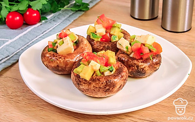 Запеките фаршированные грибы в духовке в течение 5 минут, чтобы сыр стал мягким и нежным. Посыпьте закуску тертым пармезаном.