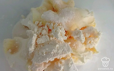 Помещаем ингредиенты в одной емкость. Я использую очень жирные домашние сливки, поэтому они у меня твердые так как только из холодильника.