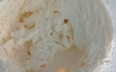 Смешиваем все миксером до получения однородной массы. Можно добавить пищевой краситель, чтобы получить цветной крем.