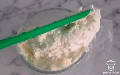 Крем чиз готов, можно украшать десерты. Я заполняю кондитерский мешок.