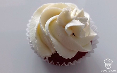 Вариант подачи на стол может быть таким: например, на кексах или любой выпечке.