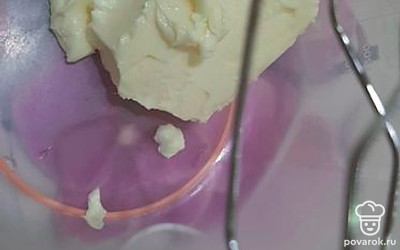 Предварительно достаньте сливочное масло из холодилька на 3 часа, чтобы оно нагрелось до комнатной температуры. 