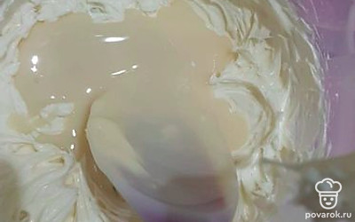 Затем добавляем сгущенное молоко. 