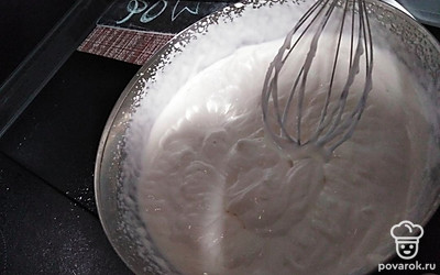 Берём сливки, выливаем в чашу, добавляем сахарную пудру. Смешиваем блендером до загустения. 