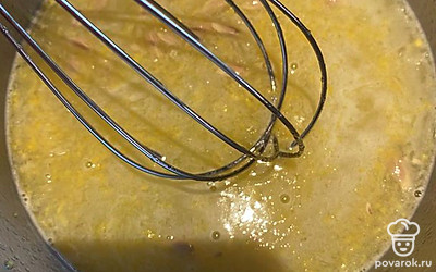 Тщательно перемешайте венчиком и поставьте на плиту на огонь выше среднего. Варим постоянно помешивая около 3 минут. Если хотите консистенцию гуще, то соответственно уваривайте дольше. Проверяем капелькой на холодный нож, если густая и не течет, то все отлично!