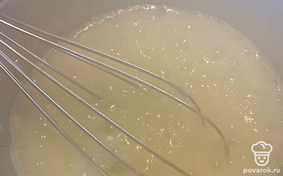 Масса начнет быстро пенится, так и надо. Обязательно после процедить через сито еще горячим! Оставляем остужаться и все! 