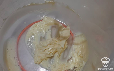 Масло хорошо взбейте миксером добела.